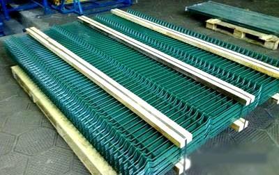 Заборы из сварной сетки с полимерным покрытием Заборы из сварной сетки с полимерным покрытием