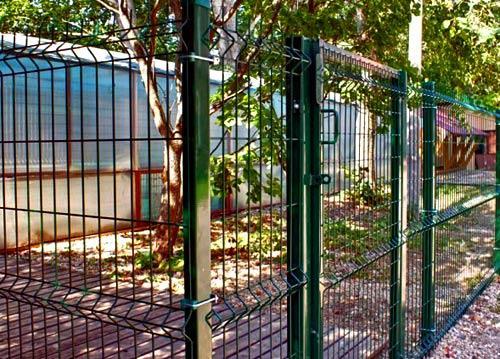 Заборы из сварной сетки с полимерным покрытием Заборы из сварной сетки с полимерным покрытием