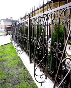 Забор с элементами художественной ковки Забор с элементами художественной ковки