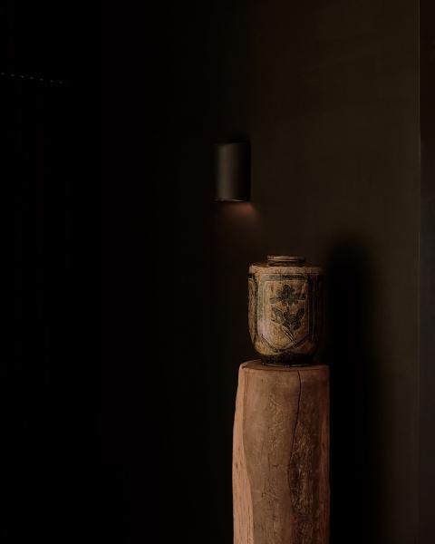 Эффектное сочетание тёмных оттенков и восточных мотивов: дом на лонг-айленде Эффектное сочетание тёмных оттенков и восточных мотивов: дом на лонг-айленде