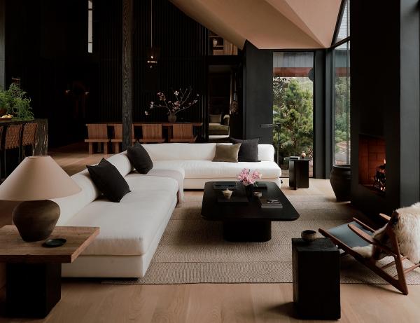 Эффектное сочетание тёмных оттенков и восточных мотивов: дом на лонг-айленде Эффектное сочетание тёмных оттенков и восточных мотивов: дом на лонг-айленде