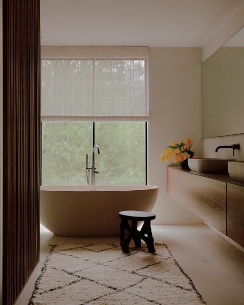 Эффектное сочетание тёмных оттенков и восточных мотивов: дом на лонг-айленде Эффектное сочетание тёмных оттенков и восточных мотивов: дом на лонг-айленде