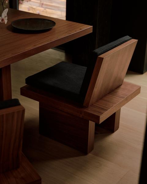 Эффектное сочетание тёмных оттенков и восточных мотивов: дом на лонг-айленде Эффектное сочетание тёмных оттенков и восточных мотивов: дом на лонг-айленде