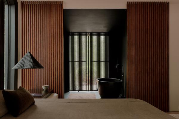 Эффектное сочетание тёмных оттенков и восточных мотивов: дом на лонг-айленде Эффектное сочетание тёмных оттенков и восточных мотивов: дом на лонг-айленде