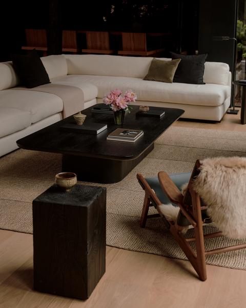 Эффектное сочетание тёмных оттенков и восточных мотивов: дом на лонг-айленде Эффектное сочетание тёмных оттенков и восточных мотивов: дом на лонг-айленде