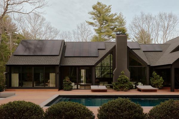 Эффектное сочетание тёмных оттенков и восточных мотивов: дом на лонг-айленде Эффектное сочетание тёмных оттенков и восточных мотивов: дом на лонг-айленде