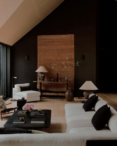 Эффектное сочетание тёмных оттенков и восточных мотивов: дом на лонг-айленде Эффектное сочетание тёмных оттенков и восточных мотивов: дом на лонг-айленде