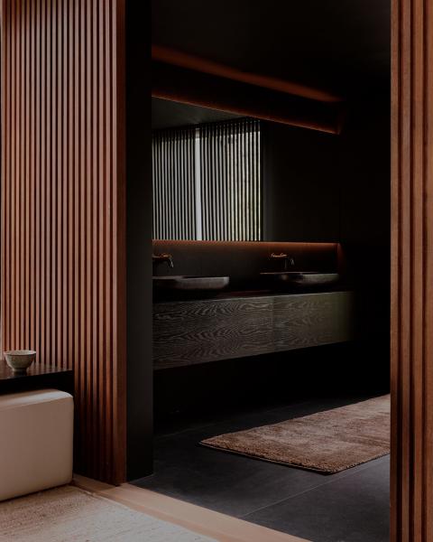 Эффектное сочетание тёмных оттенков и восточных мотивов: дом на лонг-айленде Эффектное сочетание тёмных оттенков и восточных мотивов: дом на лонг-айленде