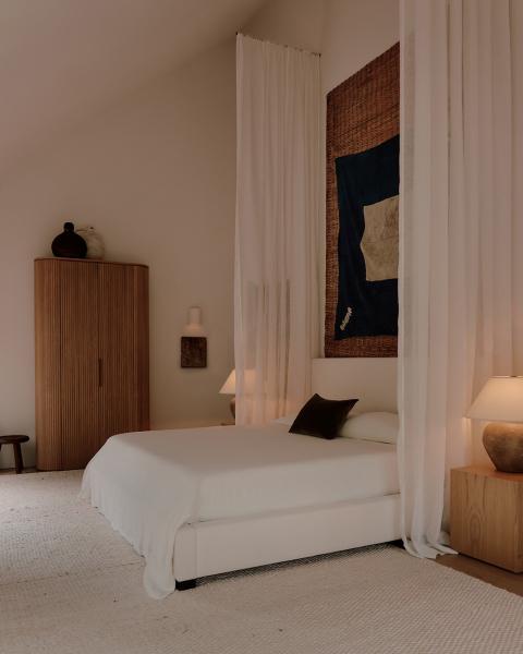 Эффектное сочетание тёмных оттенков и восточных мотивов: дом на лонг-айленде Эффектное сочетание тёмных оттенков и восточных мотивов: дом на лонг-айленде