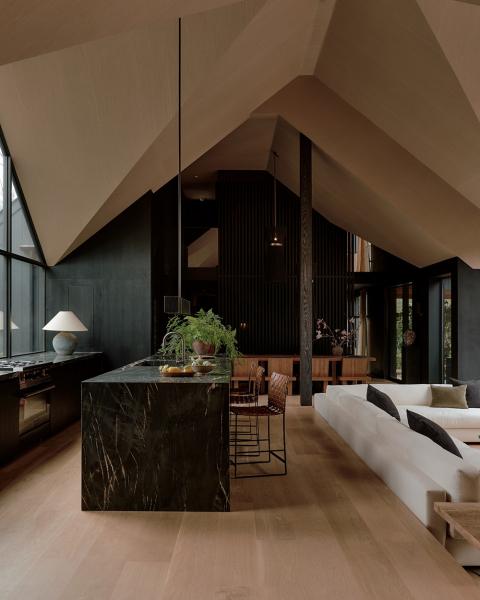 Эффектное сочетание тёмных оттенков и восточных мотивов: дом на лонг-айленде Эффектное сочетание тёмных оттенков и восточных мотивов: дом на лонг-айленде