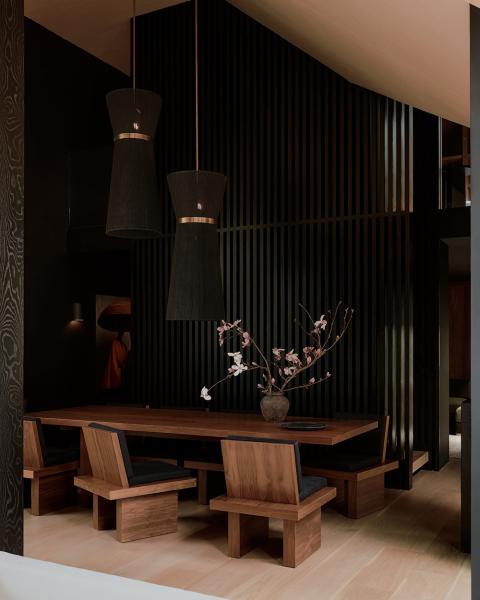 Эффектное сочетание тёмных оттенков и восточных мотивов: дом на лонг-айленде Эффектное сочетание тёмных оттенков и восточных мотивов: дом на лонг-айленде