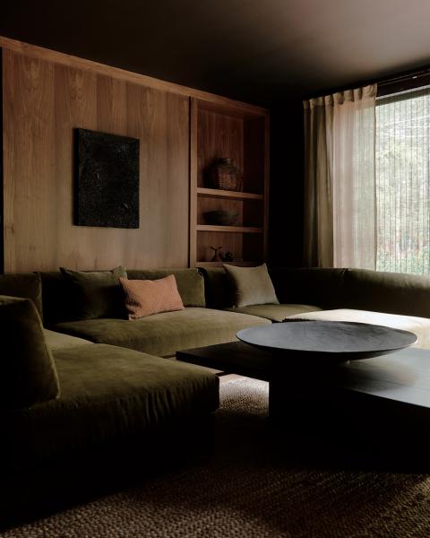 Эффектное сочетание тёмных оттенков и восточных мотивов: дом на лонг-айленде Эффектное сочетание тёмных оттенков и восточных мотивов: дом на лонг-айленде