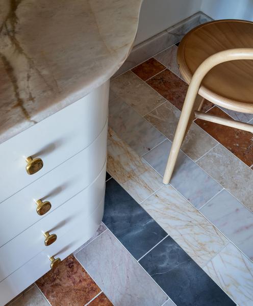 Модернистские нотки в интерьерах красочной квартиры в нью-йорке Модернистские нотки в интерьерах красочной квартиры в нью-йорке