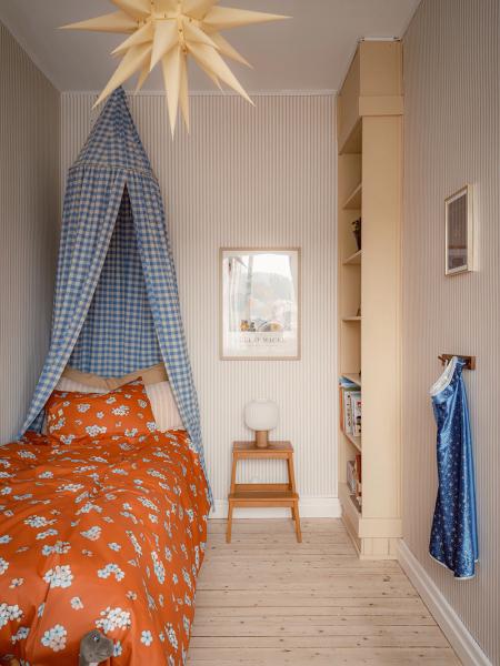 Скандинавский интерьер, в котором тон задаёт рыжий диван (70 кв. М) Скандинавский интерьер, в котором тон задаёт рыжий диван (70 кв. М)