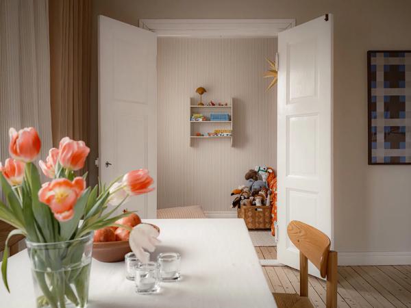 Скандинавский интерьер, в котором тон задаёт рыжий диван (70 кв. М) Скандинавский интерьер, в котором тон задаёт рыжий диван (70 кв. М)