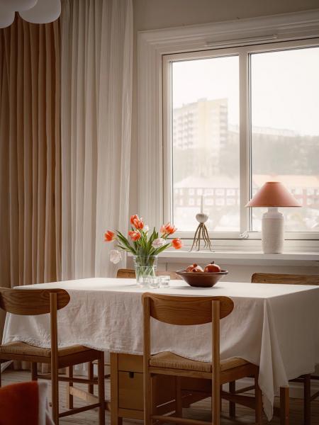 Скандинавский интерьер, в котором тон задаёт рыжий диван (70 кв. М) Скандинавский интерьер, в котором тон задаёт рыжий диван (70 кв. М)