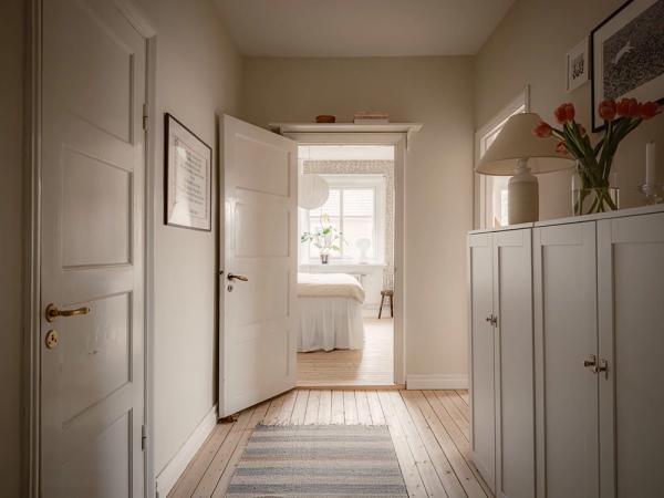 Скандинавский интерьер, в котором тон задаёт рыжий диван (70 кв. М) Скандинавский интерьер, в котором тон задаёт рыжий диван (70 кв. М)