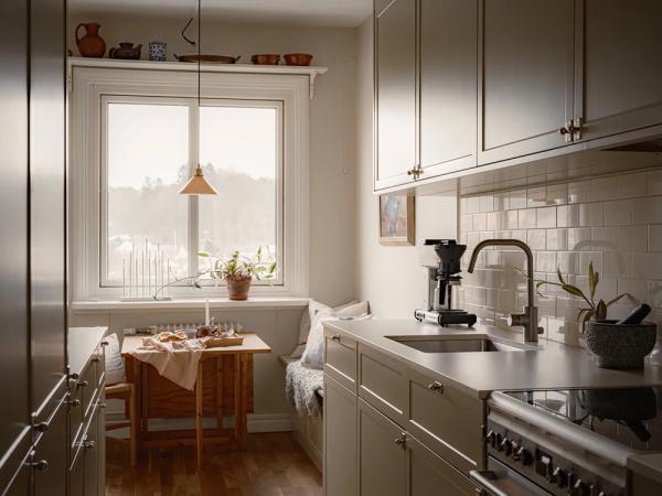 Скандинавский интерьер, в котором тон задаёт рыжий диван (70 кв. М) Скандинавский интерьер, в котором тон задаёт рыжий диван (70 кв. М)