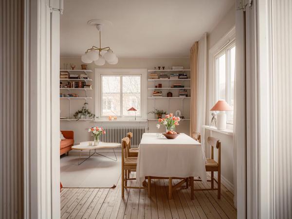 Скандинавский интерьер, в котором тон задаёт рыжий диван (70 кв. М) Скандинавский интерьер, в котором тон задаёт рыжий диван (70 кв. М)