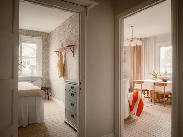 Скандинавский интерьер, в котором тон задаёт рыжий диван (70 кв. М) Скандинавский интерьер, в котором тон задаёт рыжий диван (70 кв. М)