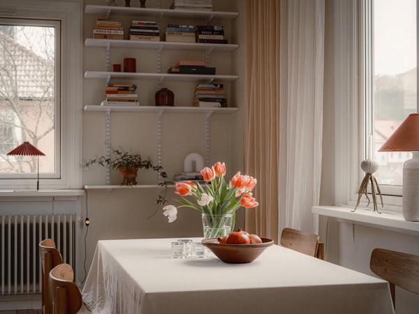 Скандинавский интерьер, в котором тон задаёт рыжий диван (70 кв. М) Скандинавский интерьер, в котором тон задаёт рыжий диван (70 кв. М)