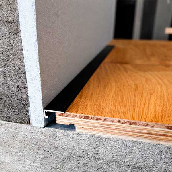 Щелевые плинтусы для полов разных типов: плитка, ламинат, паркет Щелевые плинтусы для полов разных типов: плитка, ламинат, паркет