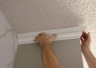 Как резать потолочный плинтус в углах: инструкция и рекомендации Как резать потолочный плинтус в углах: инструкция и рекомендации
