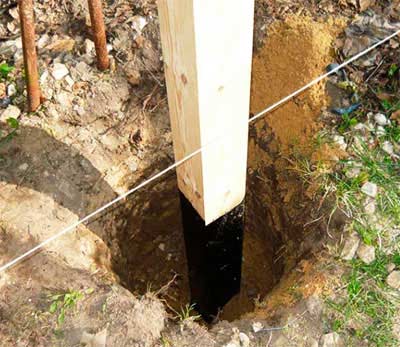 Строительство забора из необрезной доски Строительство забора из необрезной доски