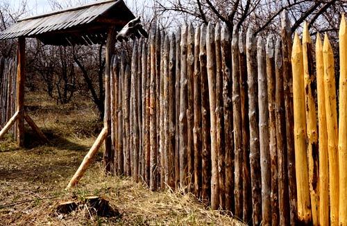 Строительство забора из дерева и камня Строительство забора из дерева и камня