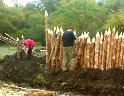 Забор частокол из бревен Забор частокол из бревен