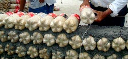 Забор из крышек от пластиковых бутылок Забор из крышек от пластиковых бутылок