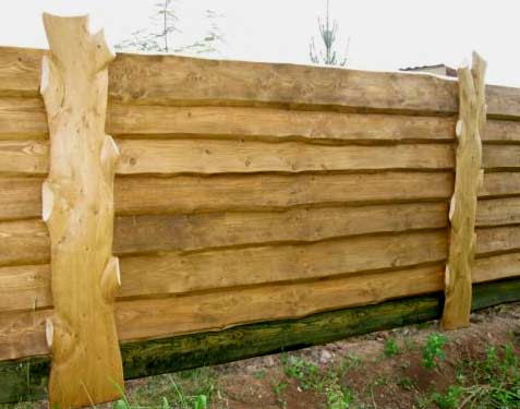 Строительство забора из необрезной доски Строительство забора из необрезной доски