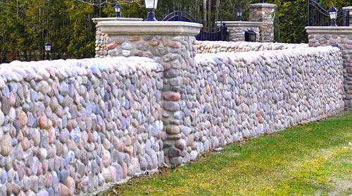 Строительство забора из бутового камня Строительство забора из бутового камня