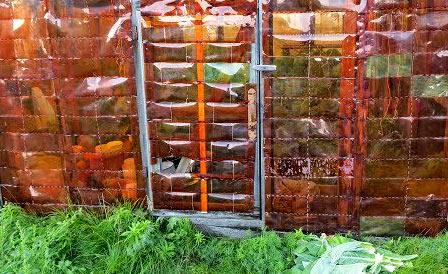 Забор из крышек от пластиковых бутылок Забор из крышек от пластиковых бутылок