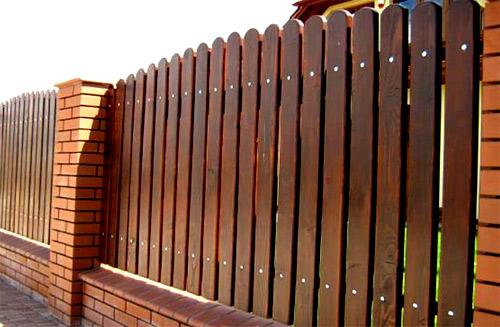 Установка забора из деревянного штакетника Установка забора из деревянного штакетника