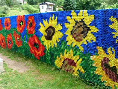 Забор из крышек от пластиковых бутылок Забор из крышек от пластиковых бутылок