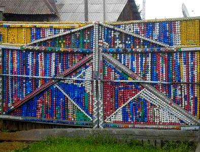 Забор из крышек от пластиковых бутылок Забор из крышек от пластиковых бутылок