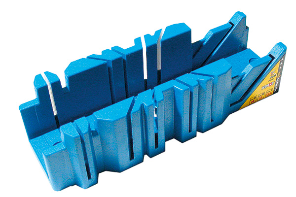 Как резать потолочный плинтус в углах: инструкция и рекомендации Как резать потолочный плинтус в углах: инструкция и рекомендации