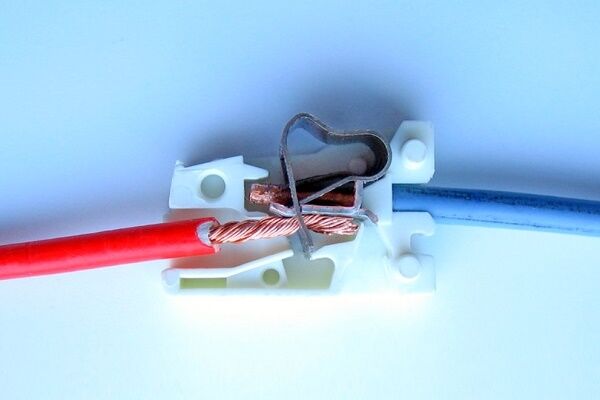 Клеммы для соединения проводов: какие клеммники лучше и как с ними работать