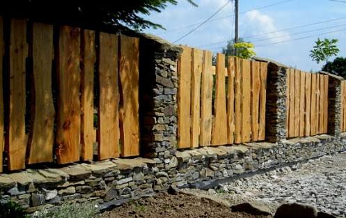 Строительство забора из дерева и камня Строительство забора из дерева и камня