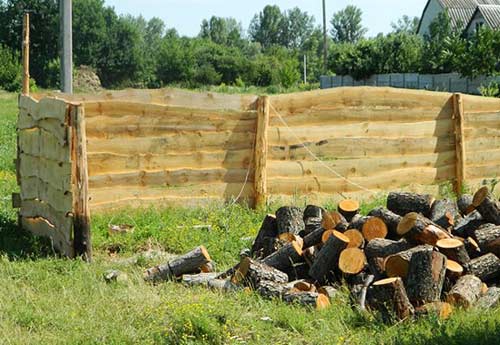 Строительство забора из необрезной доски Строительство забора из необрезной доски