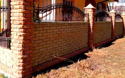 Кладка столбов забора из облицовочного кирпича Кладка столбов забора из облицовочного кирпича