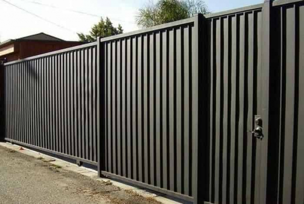 Что выбрать для забора: штакетник или профнастил Что выбрать для забора: штакетник или профнастил