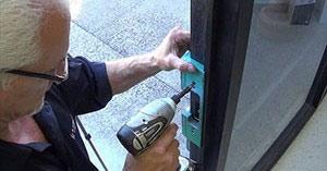 Как правильно врезать замок в калитку из профнастила Как правильно врезать замок в калитку из профнастила