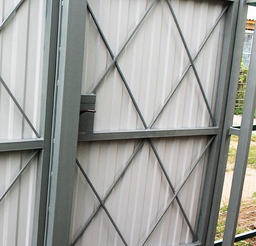 Как правильно врезать замок в калитку из профнастила Как правильно врезать замок в калитку из профнастила