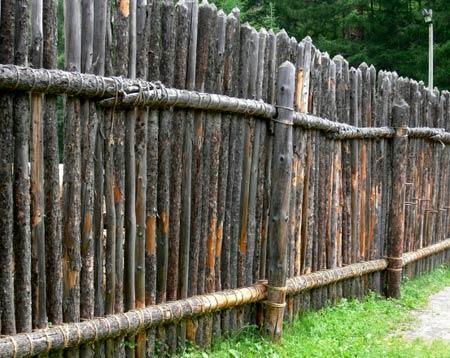 Забор частокол из бревен Забор частокол из бревен