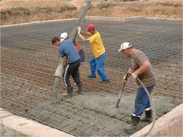 Фундамент в виде железобетонный плиты Фундамент в виде железобетонный плиты