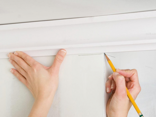 Как резать потолочный плинтус в углах: инструкция и рекомендации Как резать потолочный плинтус в углах: инструкция и рекомендации