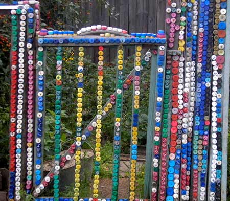 Забор из крышек от пластиковых бутылок Забор из крышек от пластиковых бутылок