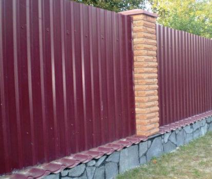 Варианты дизайна забора из профнастила Варианты дизайна забора из профнастила